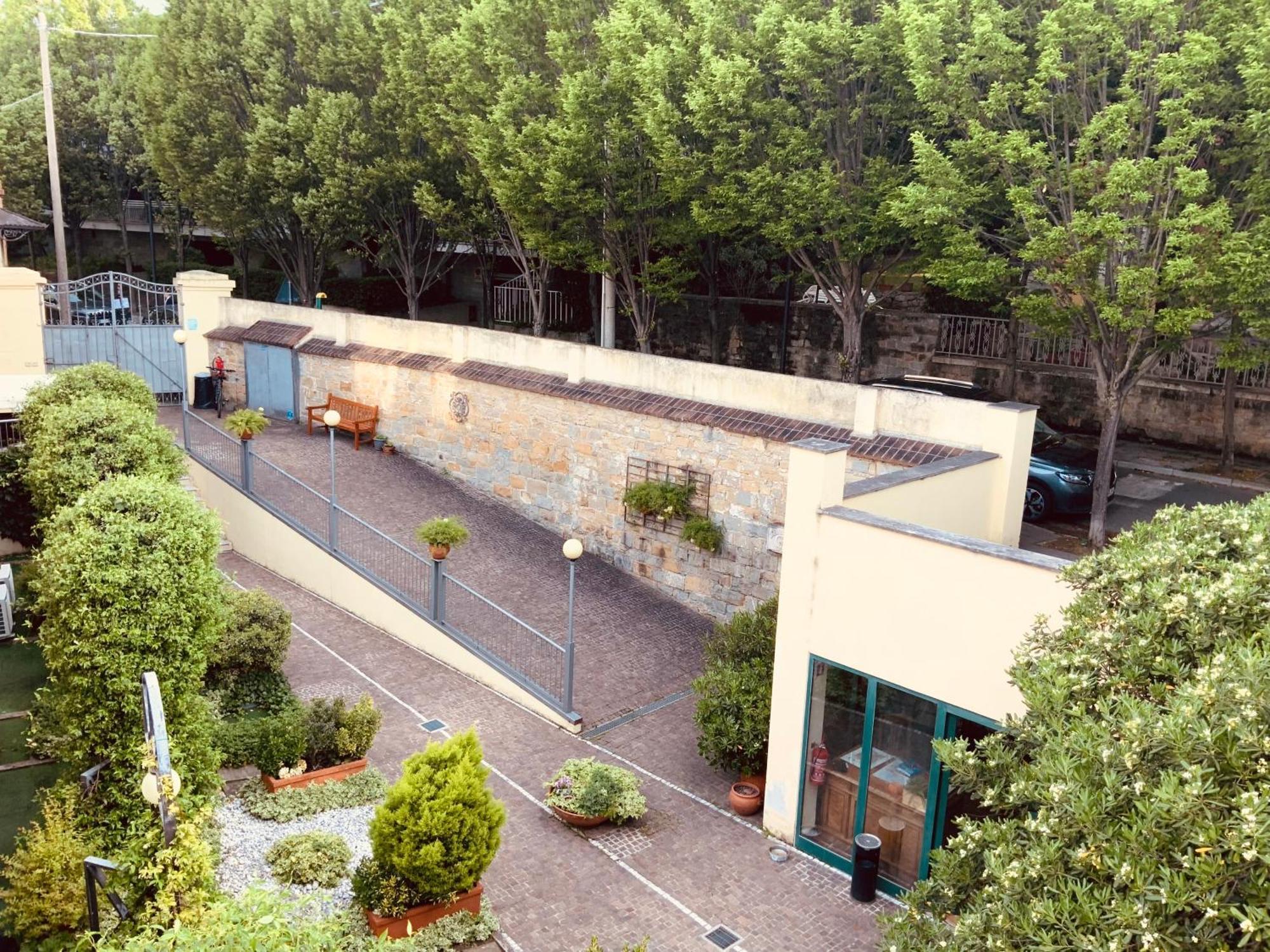 Le Residenze Dei Serravallo Trieste Bagian luar foto