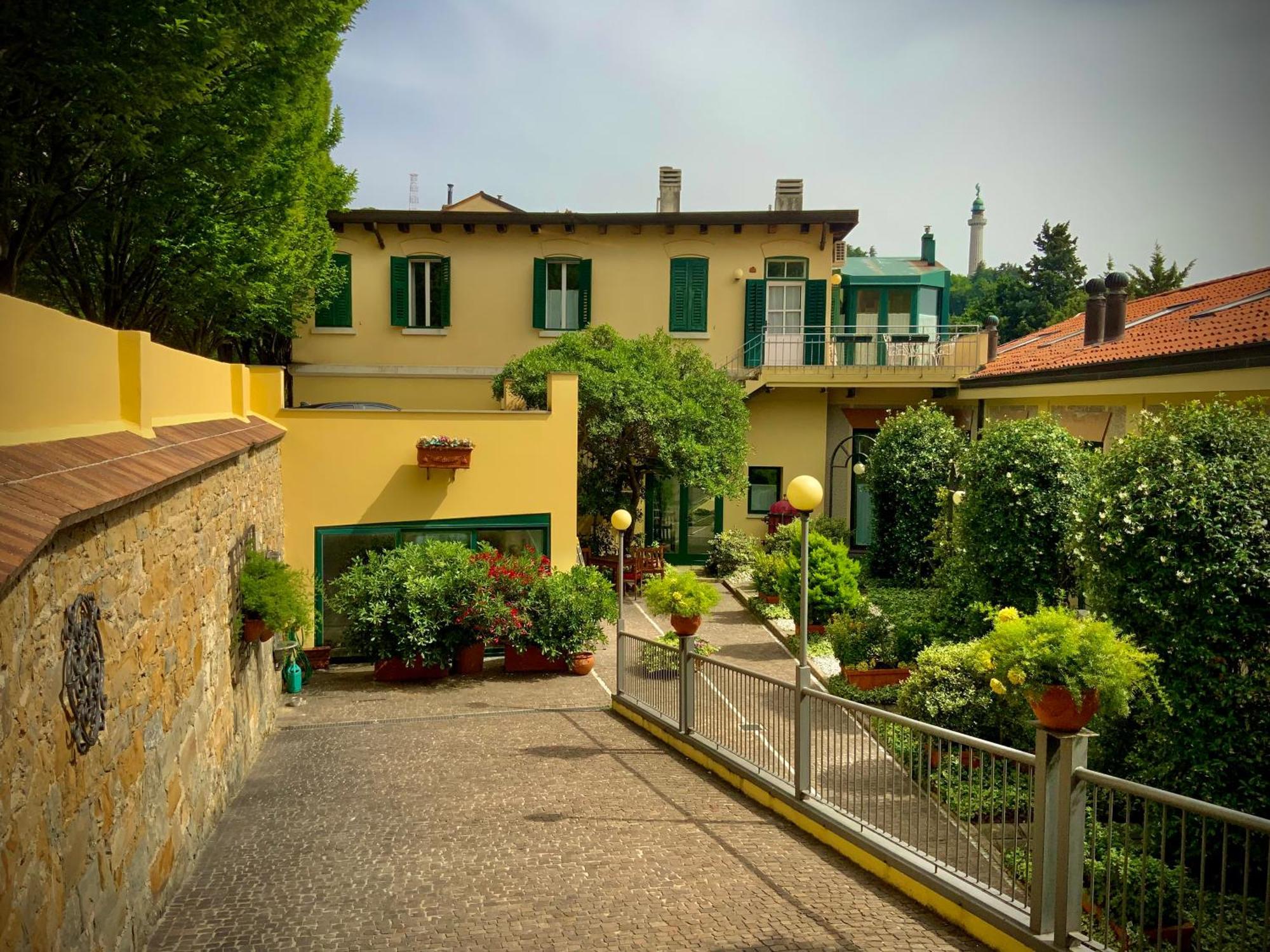 Le Residenze Dei Serravallo Trieste Bagian luar foto