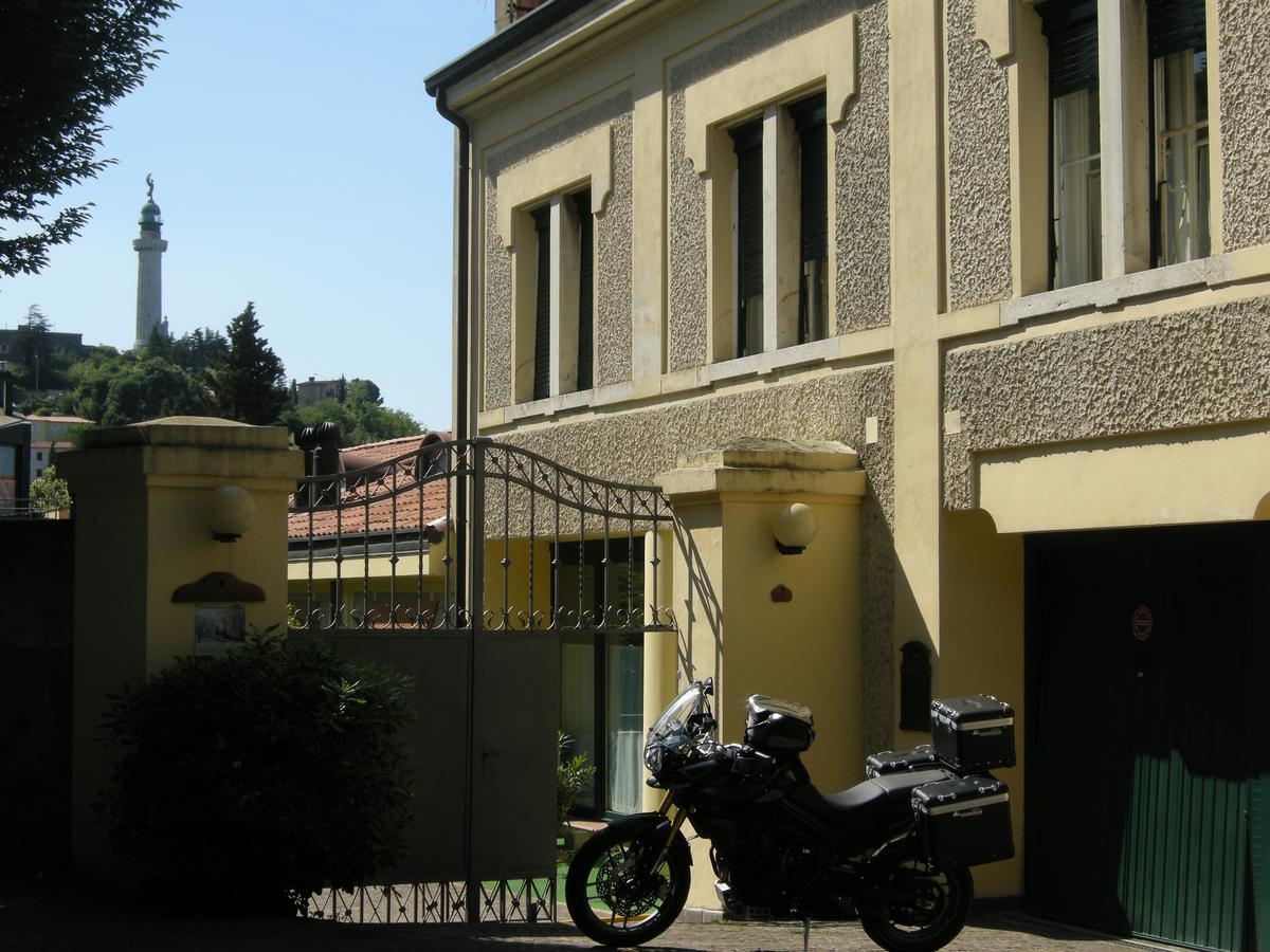 Le Residenze Dei Serravallo Trieste Bagian luar foto